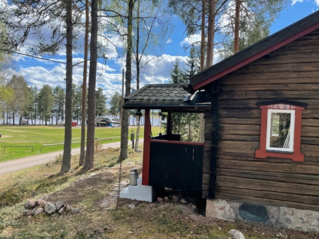 From the house you have a clear view over the lake and the Våmåbadets Camping. It's just a little stroll to the lake to have a swim. As the Dalarna house has no running water, you can use the showers and toilets of the camping.