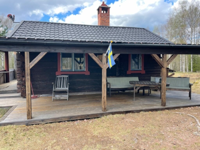 Also the guest house right next to the Dalarna house is completely available to you. There are three single beds (90x200) available.