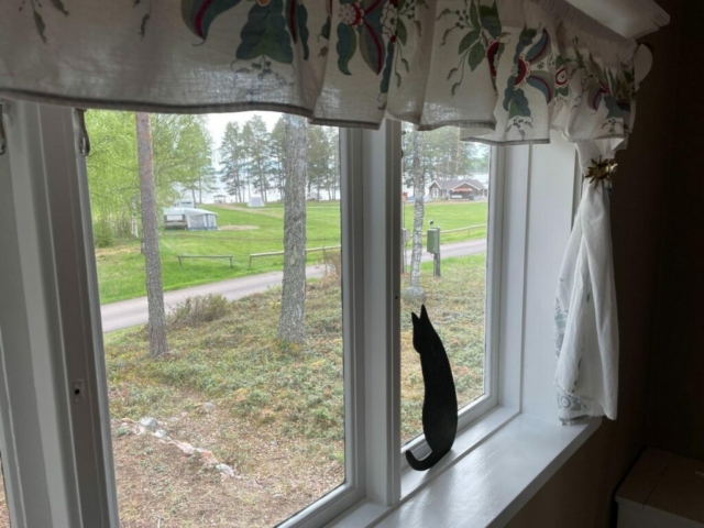 From the living room, you have a clear view over the camping and the lake. It's just a short walk to the campsite to use the toilet and shower.