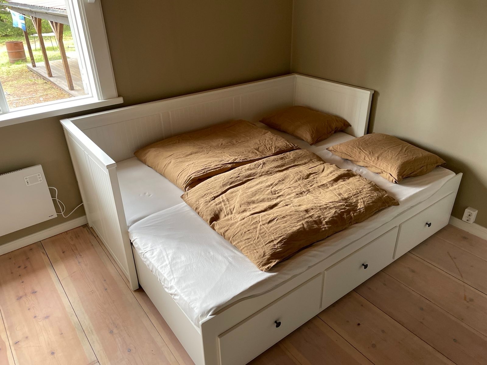 The width of the bed is 168cm and the length 2m. If one person is taller, sleep on the right side :-)